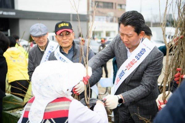 [산림과] 반려나무 나누어주기 행사 3.JPG