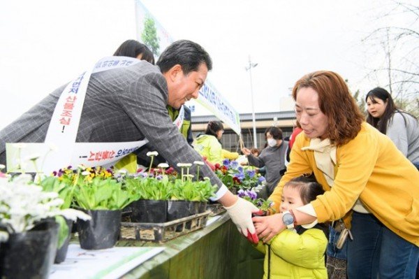 [산림과] 반려나무 나누어주기 행사 2.JPG