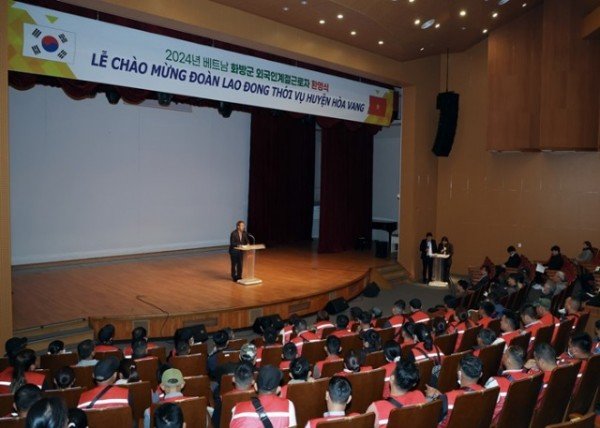 1-4 사진(영양군， 외국인 계절근로자 320명 첫 입국).jpg