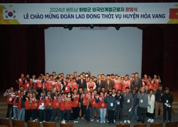 1-3 사진(영양군， 외국인 계절근로자 320명 첫 입국).jpg
