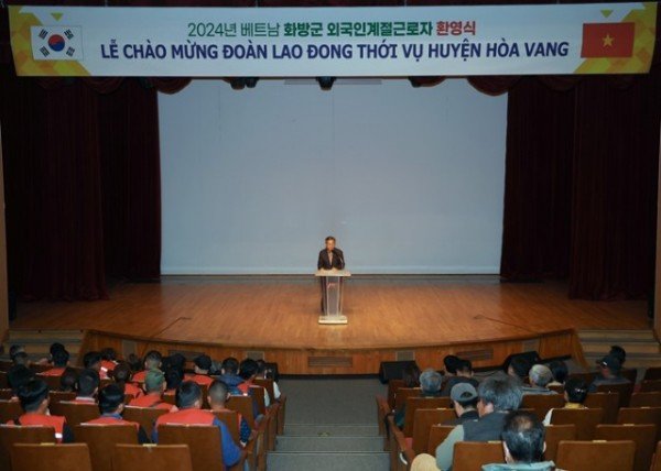 1-2 사진(영양군， 외국인 계절근로자 320명 첫 입국).jpg