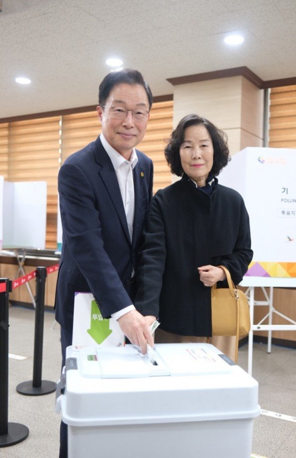 1.임종식 경북교육감, 안동에서 사전투표에 참여(사전투표중인 임종식 경북교육감과 심귀순 여사)_01 (1).jpg