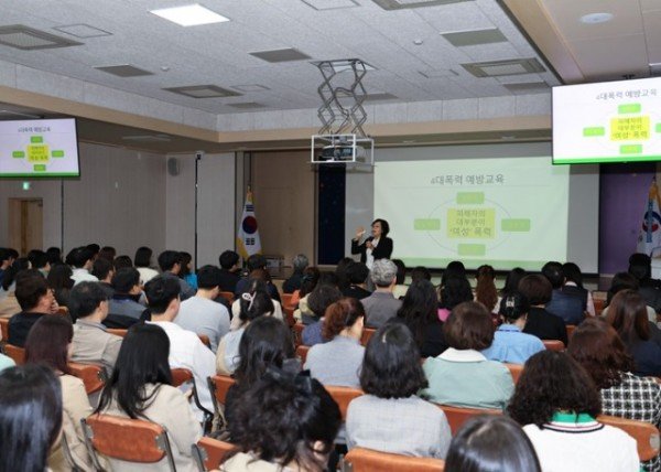 2-5 사진(2024년 영양군청 전직원 폭력예방교육 실시).jpg