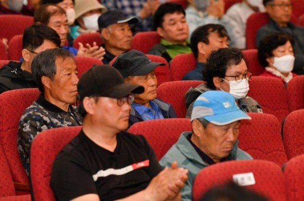 영주-4-4 사과재배 농가주들이 강연을 듣고 있다.jpg