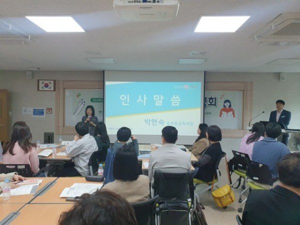 4.경북교육청, ‘책 쓰는 선생님’ 사업설명회 개최(교육노하우 공유를 위한 작가 선생님 32팀 지원)(인사말하는 박현숙 유초등교육과장)_01.jpg