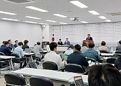 [사진자료2]+24일(수)+오전,+소상공인시장진흥공단+박성효+이사장이+개최한+사옥+이전+기자회견에서+질의에+답변하고+있다..jpg