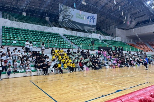 영주-5-3 아이들과 종사자들이 열띤 응원전을 펼치고 있다.jpg