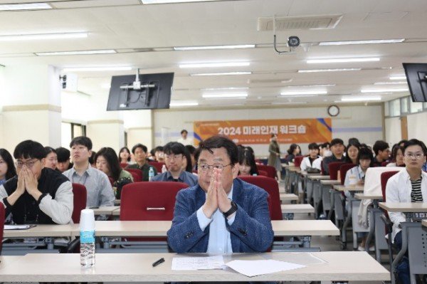 [사진자료2]+소상공인시장진흥공단+박성효+이사장이+25일(금)+개최한+2024+미래인재+워크숍에서+직원들과+강의를+경청하고+있다..jpg