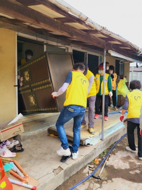 1-4 사진(영양군종합자원봉사센터, 주거환경개선 자원봉사로 따뜻한 동행 실천).jpeg