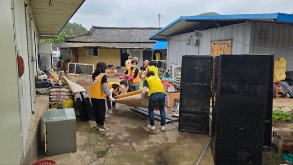 1-3 사진(영양군종합자원봉사센터, 주거환경개선 자원봉사로 따뜻한 동행 실천).jpeg