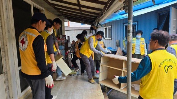 1-2 사진(영양군종합자원봉사센터, 주거환경개선 자원봉사로 따뜻한 동행 실천).jpeg