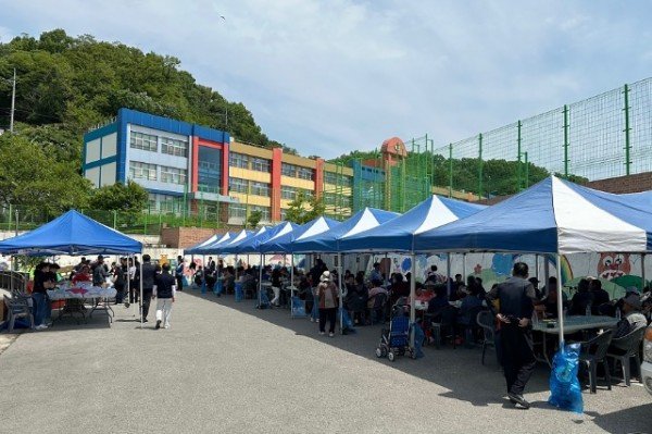 영주-11-2 영주1동 어르신 짜장면 나눔행사가 열린 동 행정복지센터 주차장 현장 모습.jpg