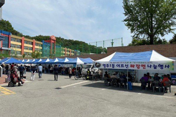 영주-11-1 영주1동 어르신 짜장면 나눔행사장 전경.jpg