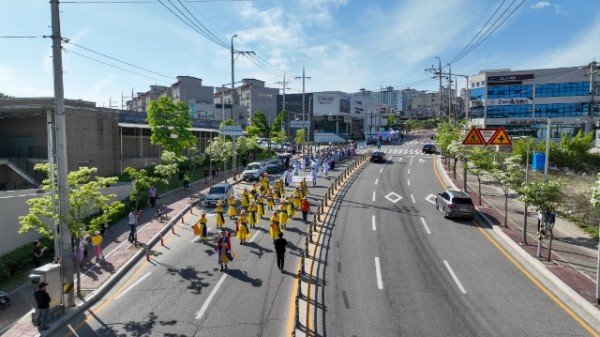 영주-1-3 _2024영주 한국선비문화축제_ 문정둔치 주무대를 향해 행진중인 전국팔도 선비퍼레이드 행렬.jpg