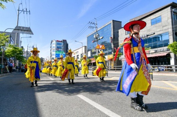영주-1-4 가흥신도시를 행진하고 있는 _2024영주 한국선비문화축제_ 전국팔도 선비퍼에이드 행렬.jpg