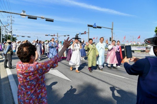 영주-1-1 4일 진행된 전국팔도 선비퍼레이드에서 참가자들이 시민들의 환영을 받으며 행진하고 있다.jpg
