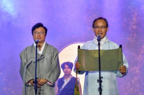 영주-1-4 박남서 영주시장이 교지를 전달받고 낭독하고 있다.jpg