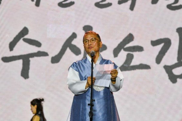 영주-4-2 전남대 신해진 교수가 수상소감을 발표하고 있다.jpg