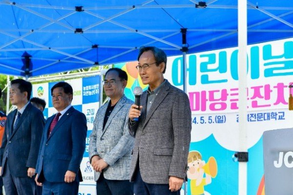 영주-5-2 박남서 영주시장이 어린이날 한마당 큰잔치에서 인사말을 하고 있다.jpg