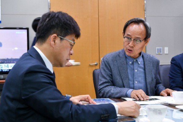 영주-2-4 박남서 영주시장(우측)이 진현환 국토교통부 제1차관에게 _국도대체우회도로 적동~상망 건설사업_ 필요성을 역설하고 있다.jpg