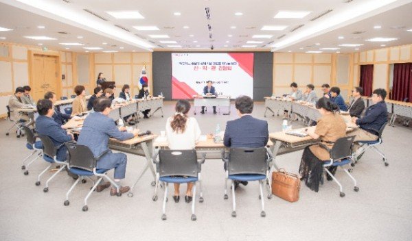 [노동복지과] 특성화고 졸업생 취업률 향상을 위한 산학관 간담회 2.jpg