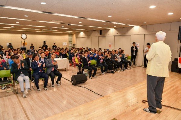 영주-4-3 스마일 노래자랑을 흥겹게 즐기고 있는 관객들 모습.jpg