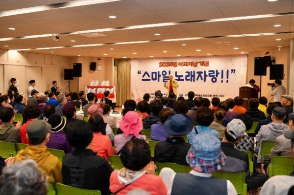 영주-4-1 8일 영주시노인복지관에서 진행된 스마일 노래자랑 행사장 모습.jpg