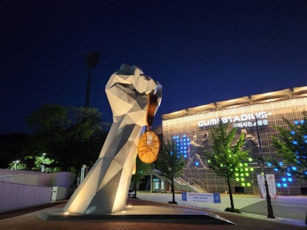 [도시재생과]공공디자인 도입 사진(4)(승리의 주먹 조형물).jpg