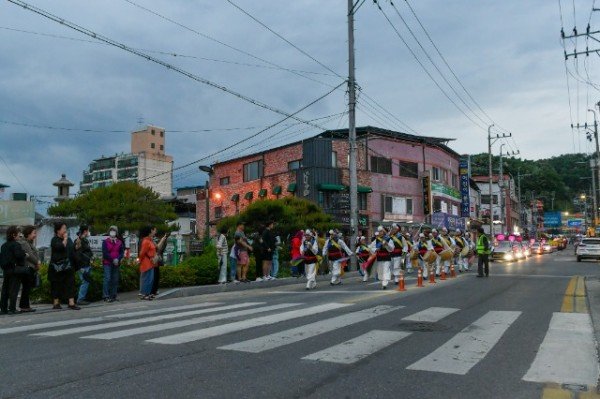 영주-6-5 연등행렬이 많은 시민들이 바라보는 가운데 이어지고 있다.jpg