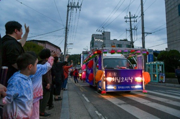 영주-6-1 영주시민들이 11일 저녁 진행된 _불기 2568년 부처님 오신 날_ 연등행렬을 향해 손을 흔들고 있다.jpg