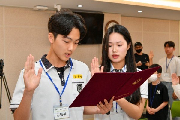 영주-4-6 장학생 대표가 선서문을 읽고 있다.jpg
