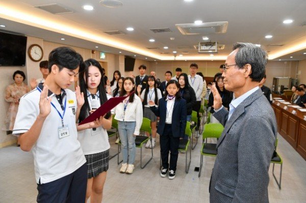영주-4-5 장학생 대표가 선서문을 읽고 있다.jpg