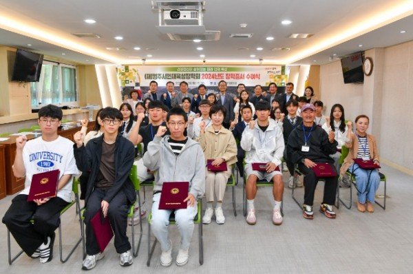 영주-4-1 영주시인재육성장학회 2024년 장학증서 수여식이 개최 되었다.jpg
