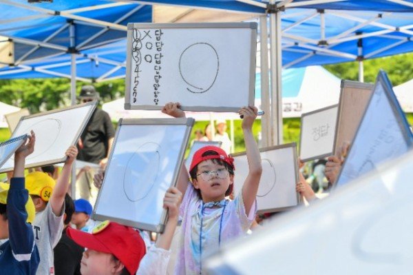 영주-1-4 명랑골든벨에 참가한 초등부 학생들이 문제를 풀고 있다.jpg