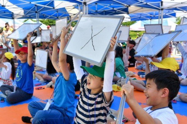 영주-1-3 명랑골든벨에 참가한 초등부 학생들이 문제를 풀고 있다.jpg