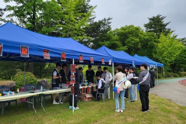 영주-6-2 영주시 직원들이 동양대학교 학생들에게 시 전입시책을 홍보하고 있다.jpg
