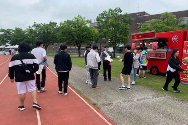 영주-6-1 영주시 직원들이 동양대학교 학생들에게 시 전입시책을 홍보하고 있다.jpg