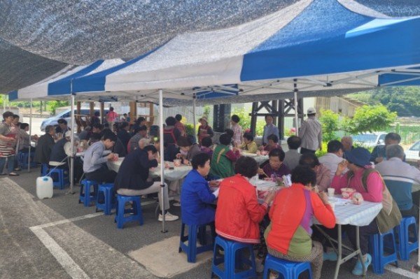 영주-9-1 영주시 평은면 지곡교회 ‘자장면 나눔 봉사’ 현장 모습.jpg