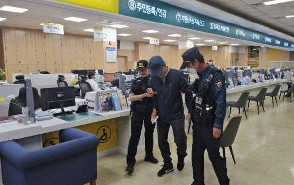 1-3.사진(민원실 폭언·폭행민원 대비 모의훈련).jpg
