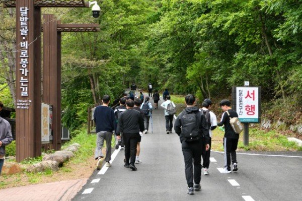 영주-1-4 등산객들이 삼가야영장을 지나 _영주 소백산철쭉제_가 열리고 있는 소백산에 입산하고 있다.jpg
