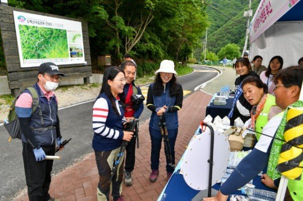 영주-1-3 룰렛이벤트에 참여한 등산객들이 당첨 결과를 보고 환하게 웃고 있다.jpg