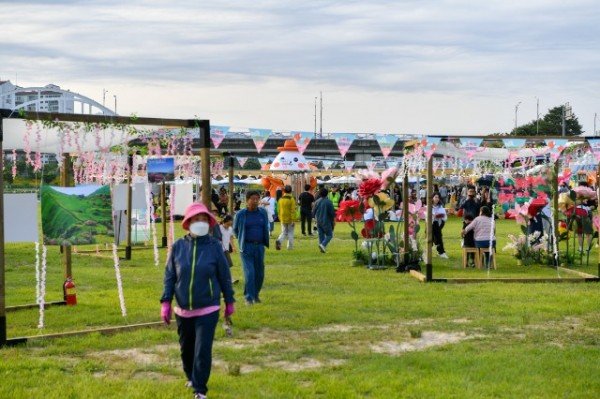 영주-9 행사장에는 소백산, 철쭉 사진전과 다채로운 배경의 포토존이 마련됐다.jpg