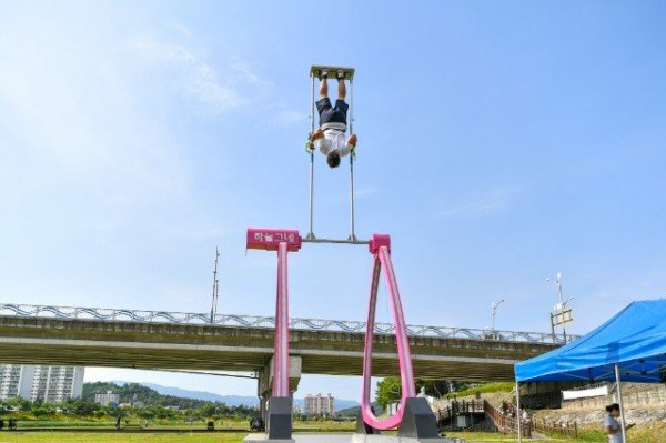 영주-8 가족과 함께 서천둔치를 찾은 아빠가 하늘그네 360도 회전에 성공했다.jpg