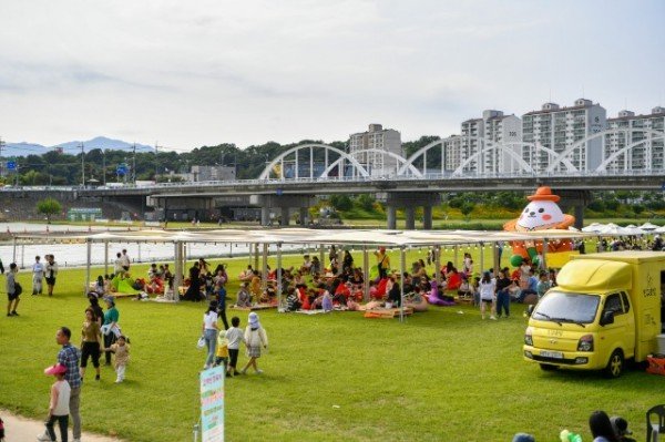 영주-3 행사장에는 편안하게 휴식을 취할 수 있는 공간이 마련돼 눈길을 끌었다(서천둔치 _피크닉 존_ 전경).jpg