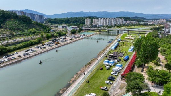 영주-1 _2024영주 소백산철쭉제_ 서천둔치 행사장 항공사진(청명한 하늘과 탁 트인 전경, 서천을 누비는 문보트의 모습이 눈에 띈다).jpg
