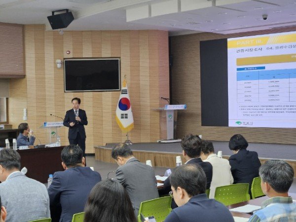 영주-4-3 (재)한국자치경제원 김학모 원장이 용역 중간보고를 하고 있다 (1).jpg