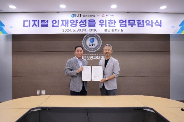 1. 협약사진_왼쪽부터 곽호상 총장, 문성수 수석부사장.JPG