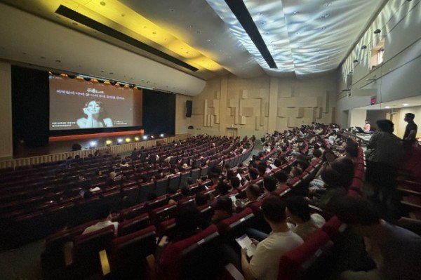 영주-3-4 31일, 까치홀에서 _2024영주인성콘서트-최정원의 나의 삶 나의 무대_가 개최됐다(관객이 가득 들어찬 현장 전경).jpg