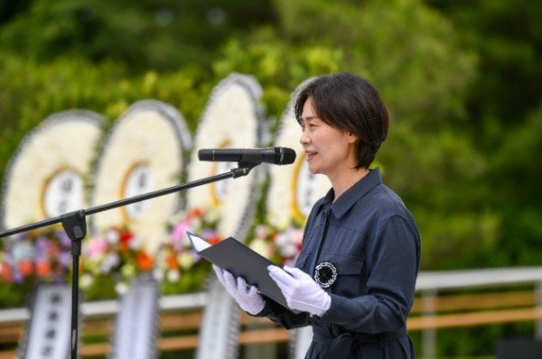영주-6-7 김희영 시인이 헌시낭송을 하고 있다.jpg
