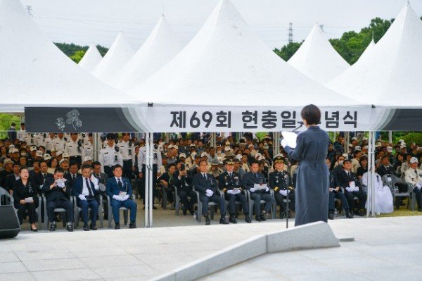 영주-6-6 김희영 시인이 헌시낭송을 하고 있다.jpg